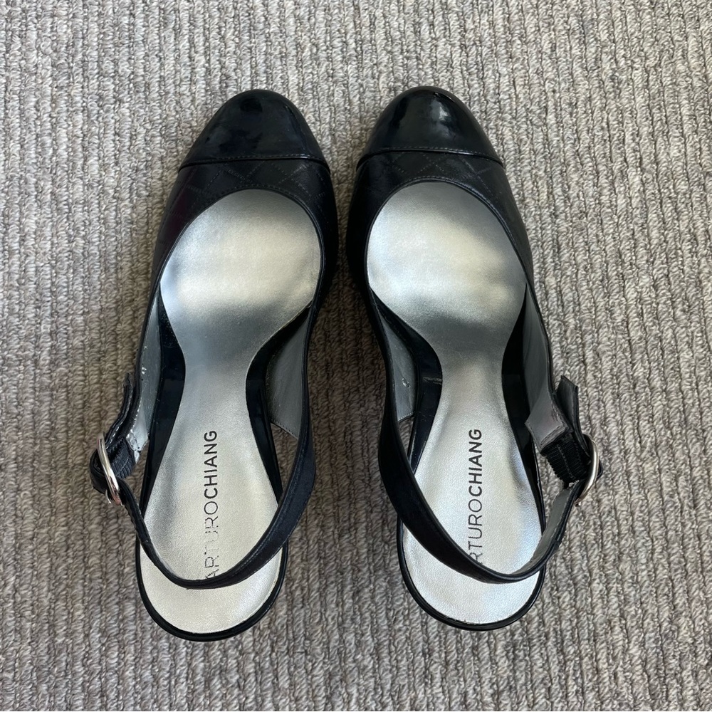 Arturo Chiang black slingback pumps